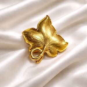Elegant Vintage Gold Leaf Brooch 2026 Jewelry Trend | Elegant Statement Pin